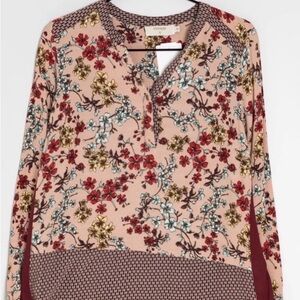 🇩🇰 Cream long-sleeved floral print blouse with tapestry-style panels.